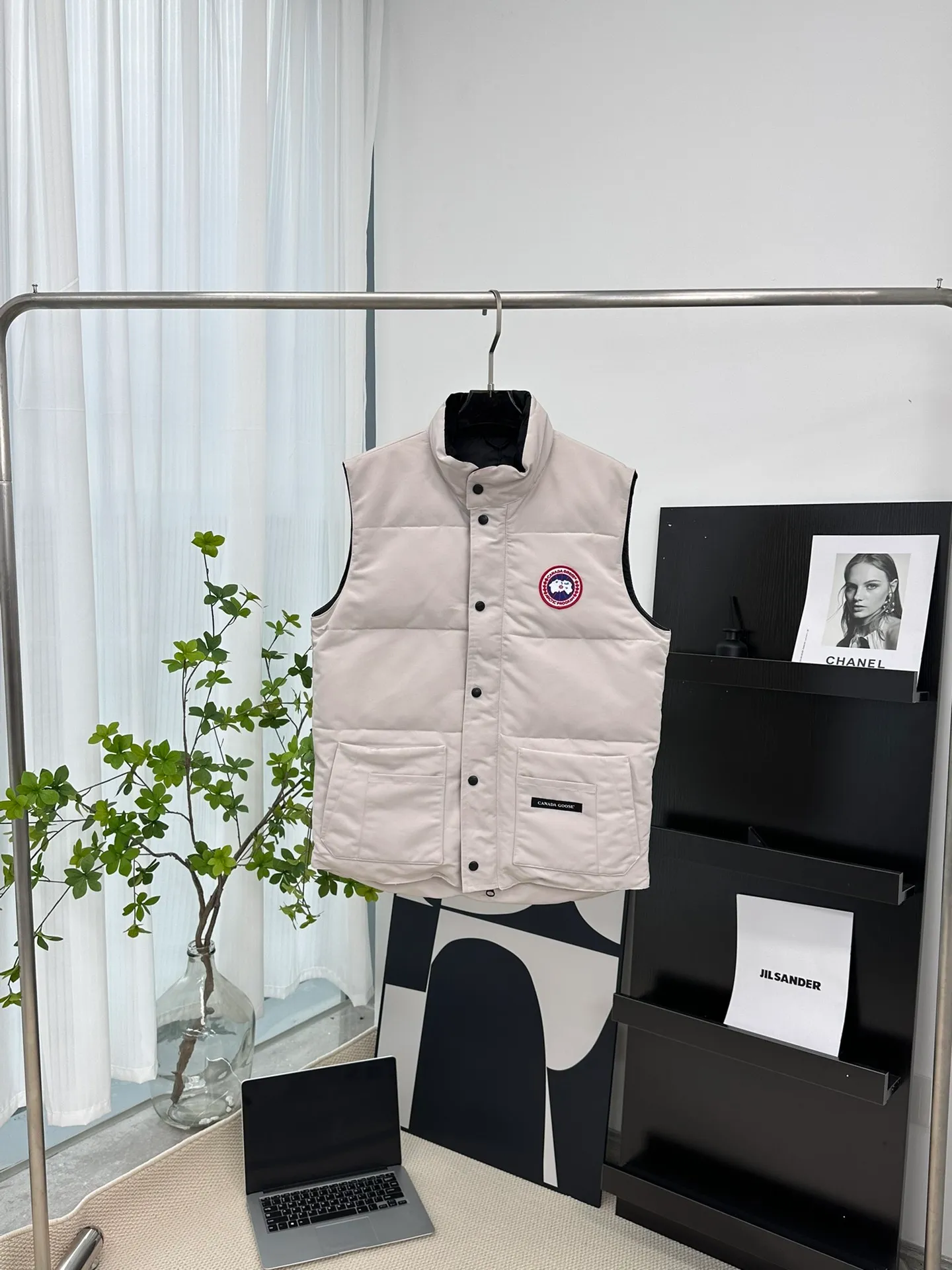 P380 [𝗖𝗮𝗻𝗮𝗱𝗲 𝗚𝗼𝗼𝘀𝗲] Canada Goose Couple Vest for Men and Women. 1⃣️Imported Behringer embroidery machine customized 10,000-needle embroidery logo 2⃣️Imported 18-count polyester-cotton blended original fabric 3⃣️Authentic official website synchronized with the new national standard 80% white duck down 4⃣️100% nylon nylon lining with double double-layer sealing design 5⃣️Yoshida YKK customers provide original factory customized electroplating sliders 6⃣️All auxiliary materials and hardware are disassembled and customized! 1:1 restore the official website Color: off-white, leather pink, bright red, sapphire blue, navy blue, black 𝗦𝗜𝗭𝗘:𝗫𝗦-𝗫𝗫𝗟